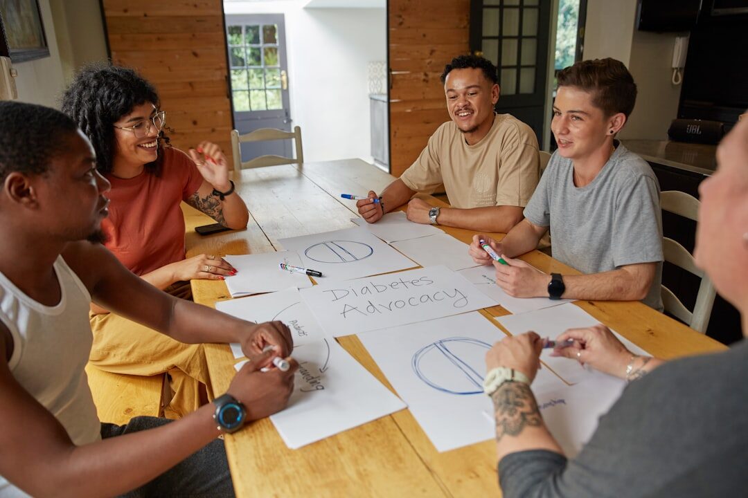Equipe criativa desenvolvendo estratégia de marketing