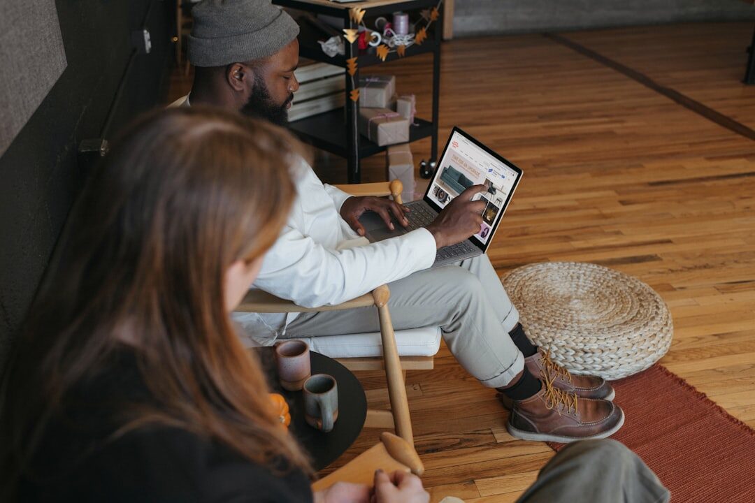Equipe criativa trabalhando em campanha de storytelling