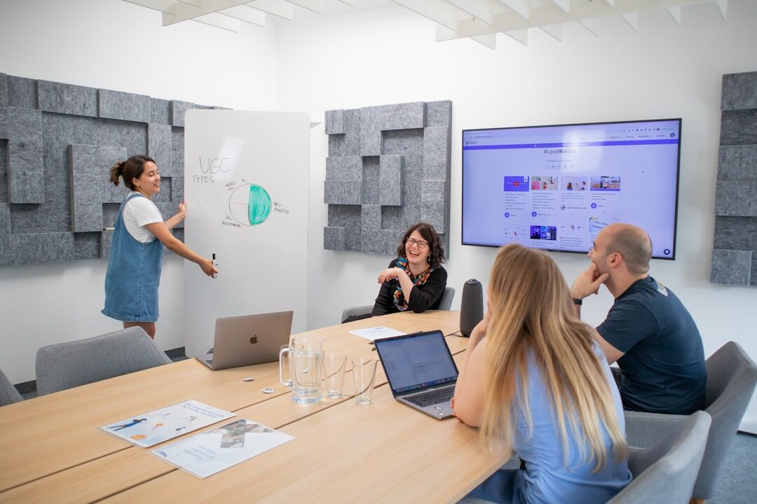 Equipe de brainstorming sobre ideias de marketing digital
