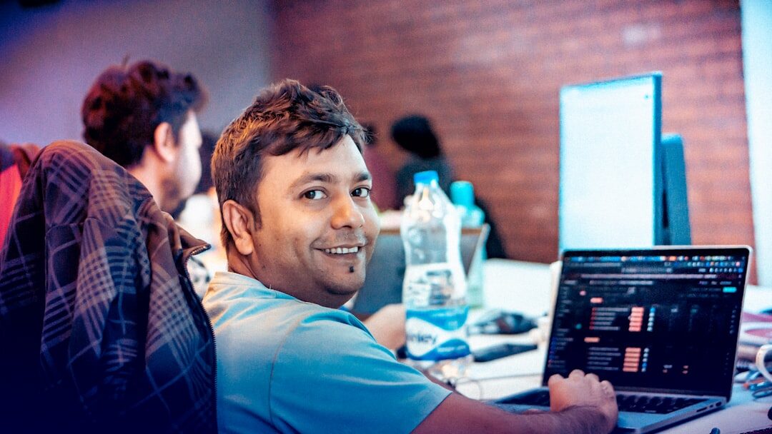 Equipe de desenvolvimento web colaborando