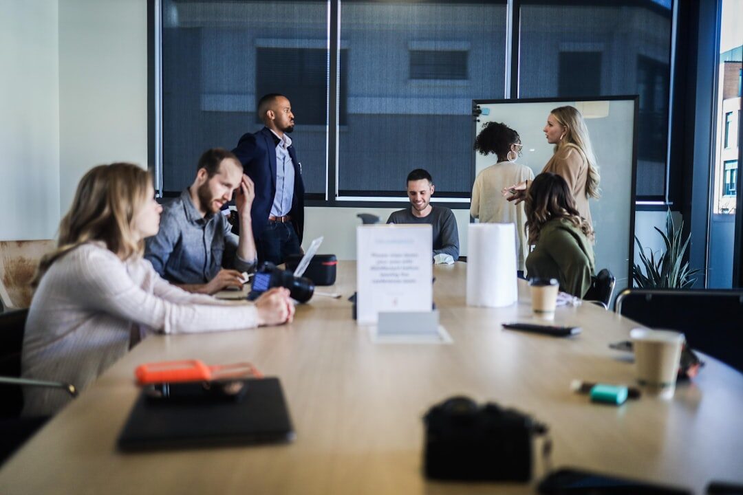 Equipe de marketing analisando desempenho de anúncios