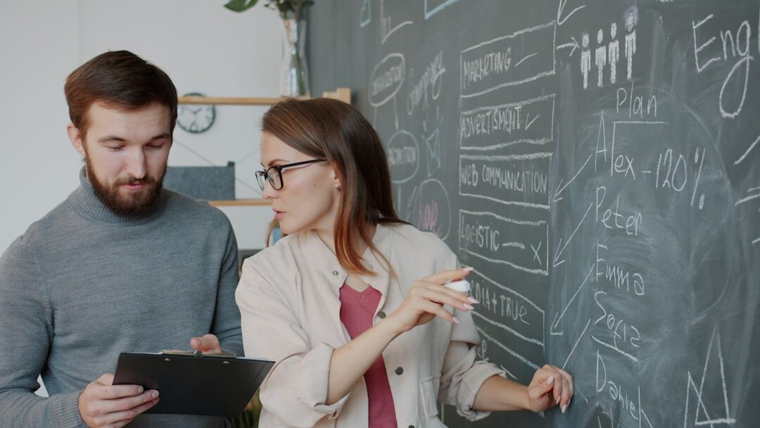 Equipe de marketing digital analisando métricas