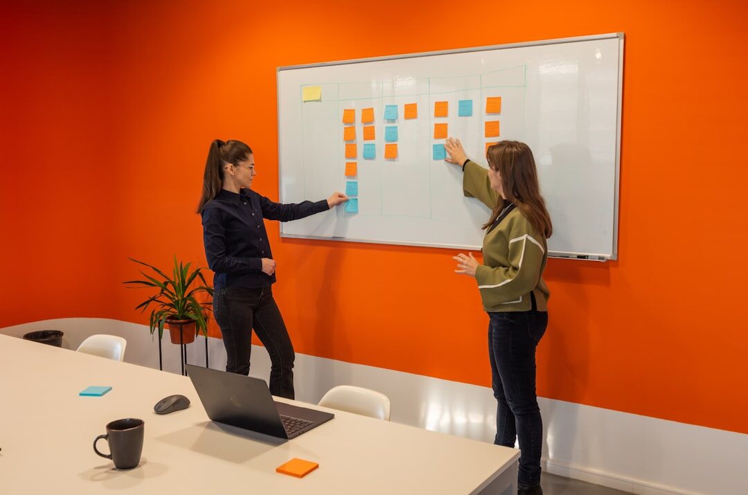 Equipe de marketing digital brainstorming estratégias