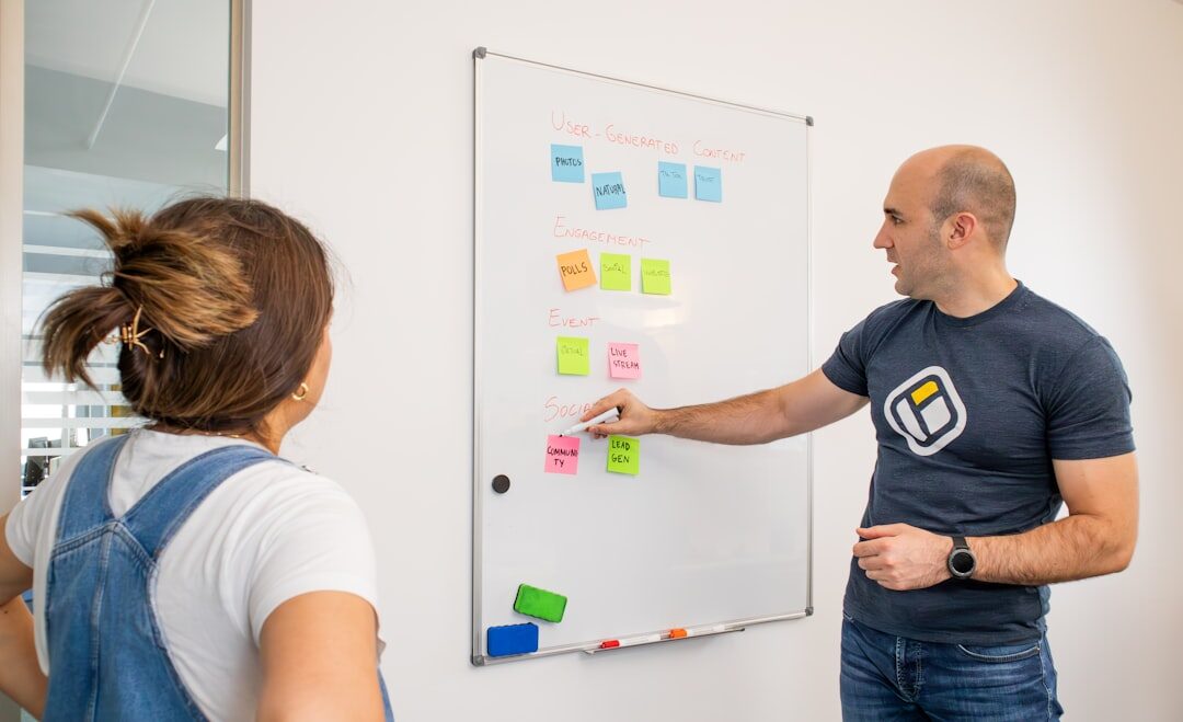 Equipe de marketing digital em brainstorm