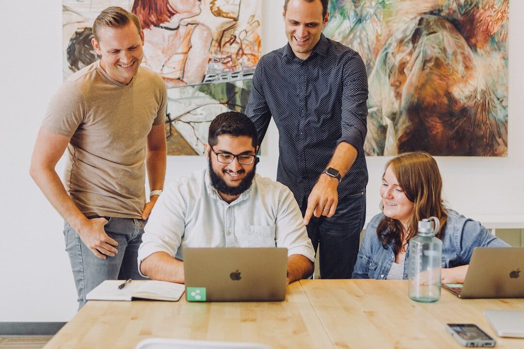Equipe de marketing digital em sessão de brainstorming