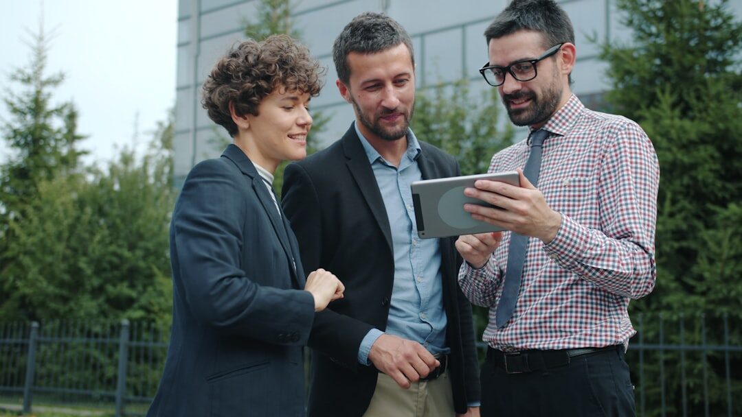 Equipe de negócios analisando dados digitais