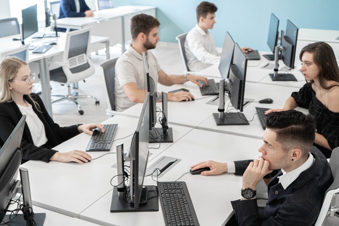 Equipe de negócios analisando desempenho de anúncios