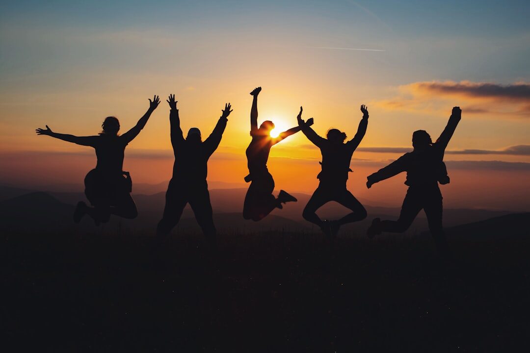 Equipe de negócios celebrando sucesso
