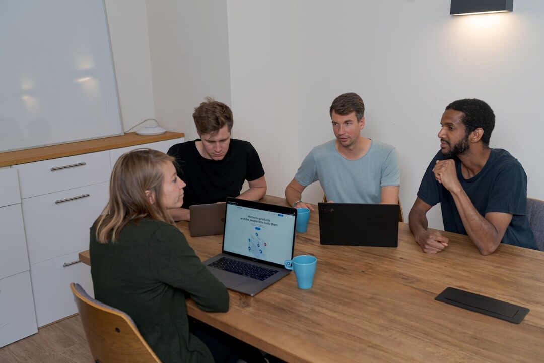 Equipe de negócios discutindo estratégias de marketing digital