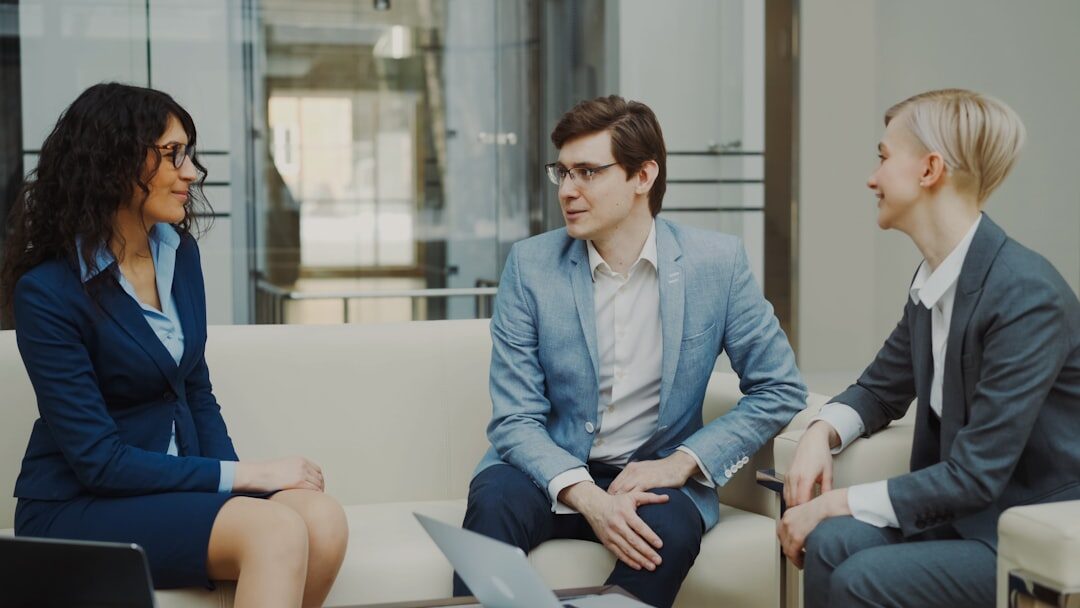 Equipe de negócios discutindo estratégias de storytelling