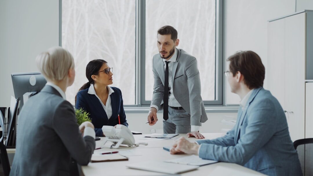 Equipe discutindo estratégia de anúncios