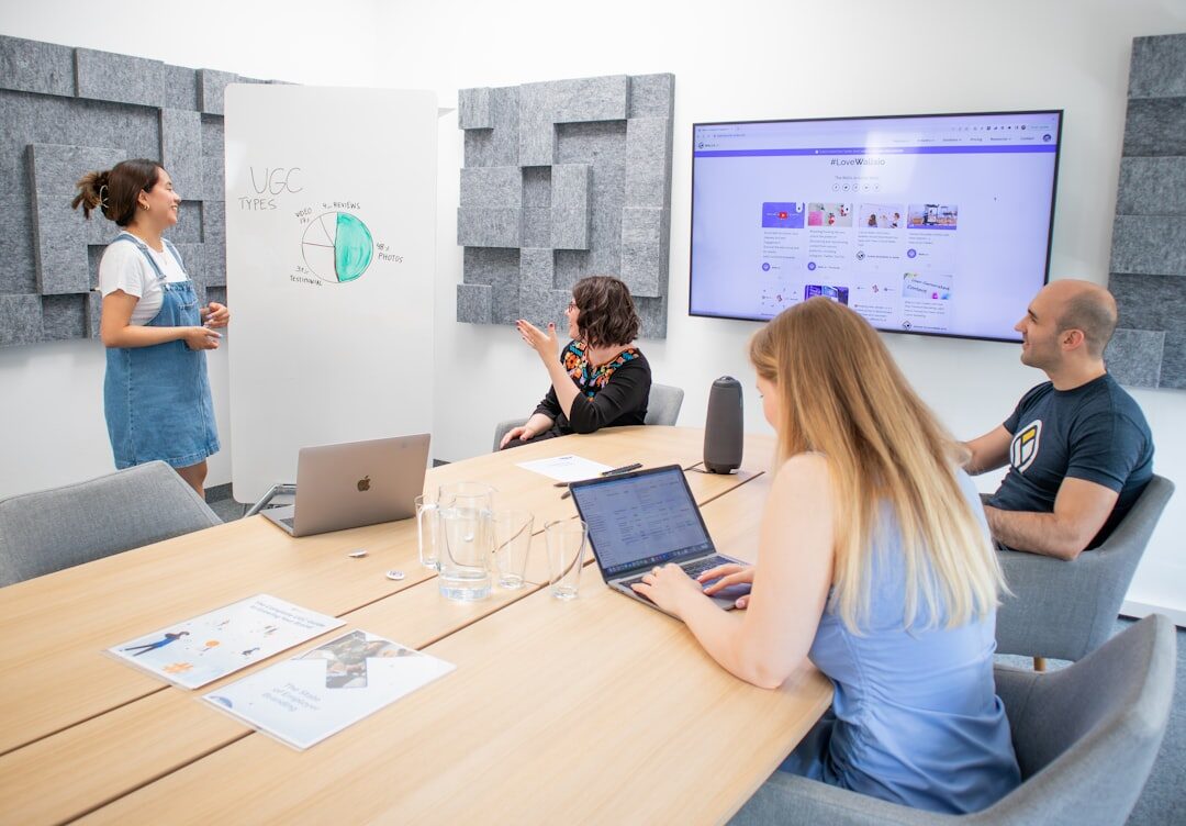 Equipe discutindo ideias de storytelling