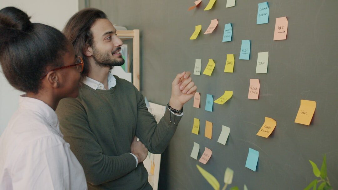Equipe planejando estratégias de marketing