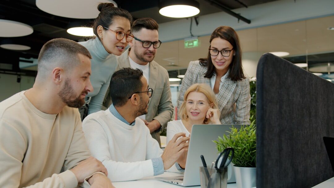 Equipe trabalhando em campanha de marketing digital