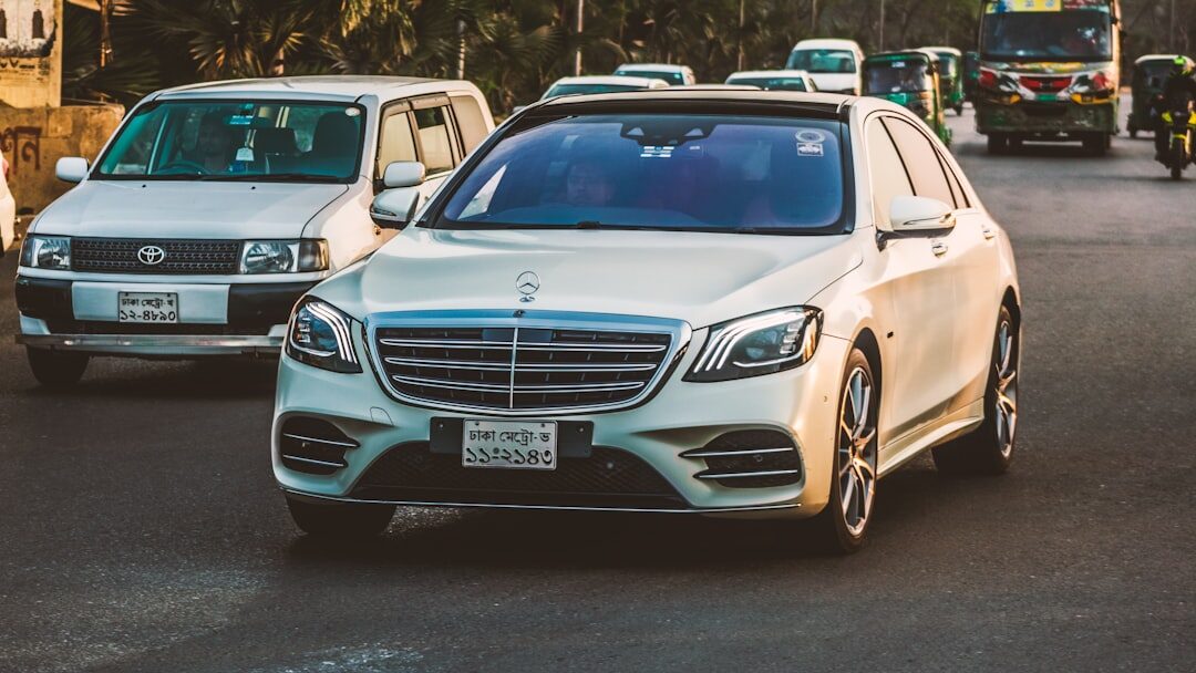 Família feliz dirigindo carro