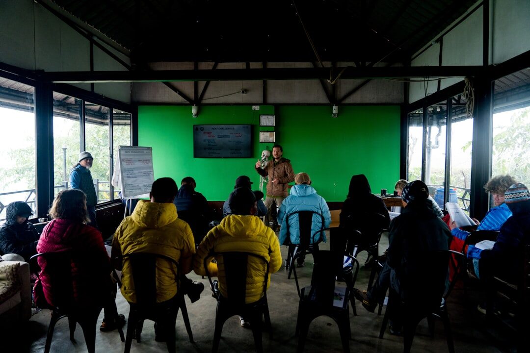 Grupo de pessoas participando de uma sessão de contação de histórias