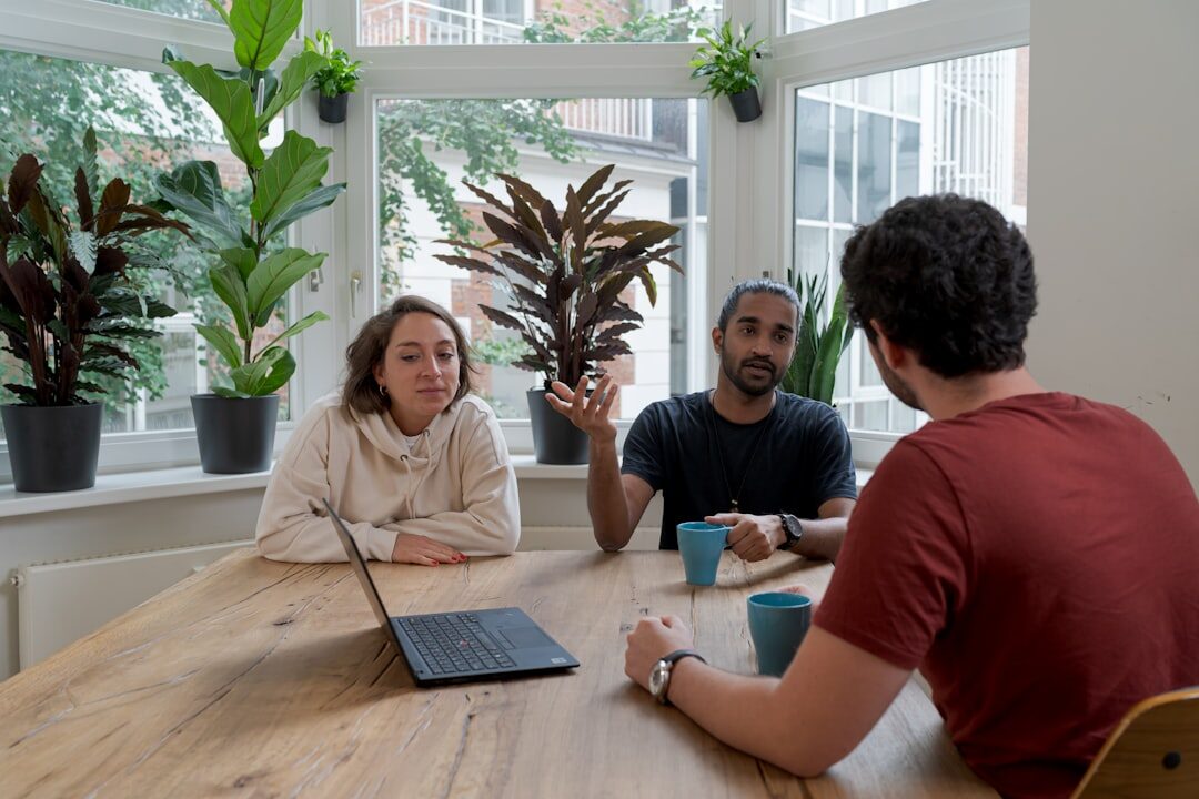Grupo diverso discutindo ideias de storytelling