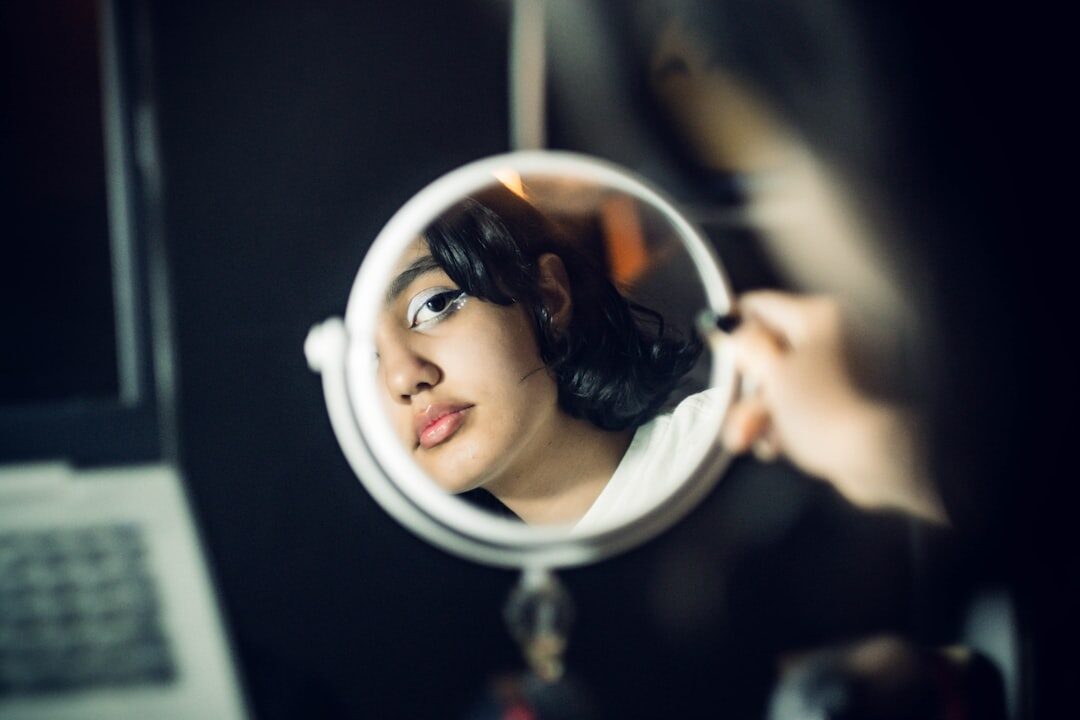 Mulher aplicando produto de beleza