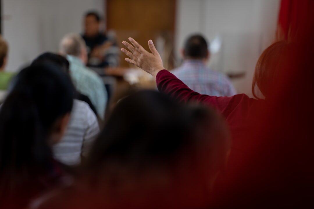 Pessoa contando uma história para uma audiência envolvida