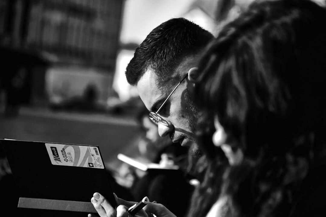 Pessoas diversas usando smartphones
