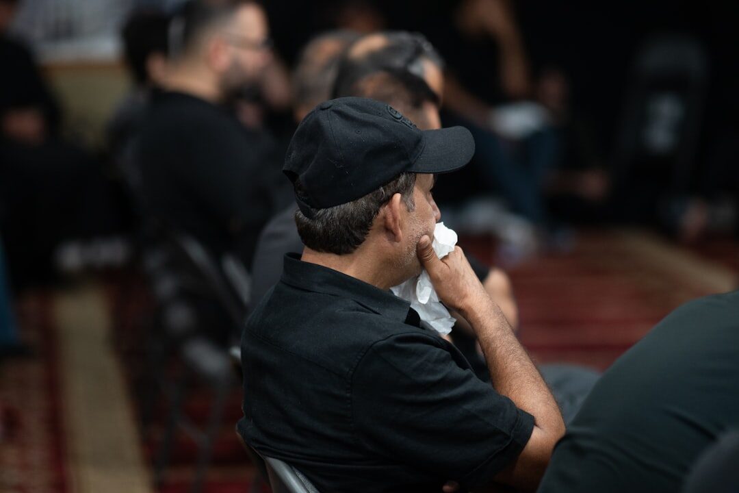Pessoas ouvindo um evento de storytelling