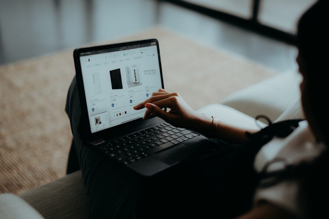 Profissional utilizando estratégia de marketing digital