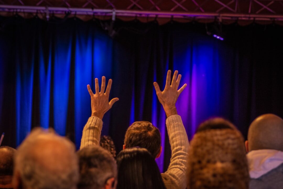 Público cativado por apresentação de storytelling