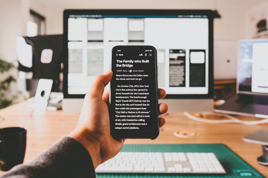 Usuário interagindo com design responsivo