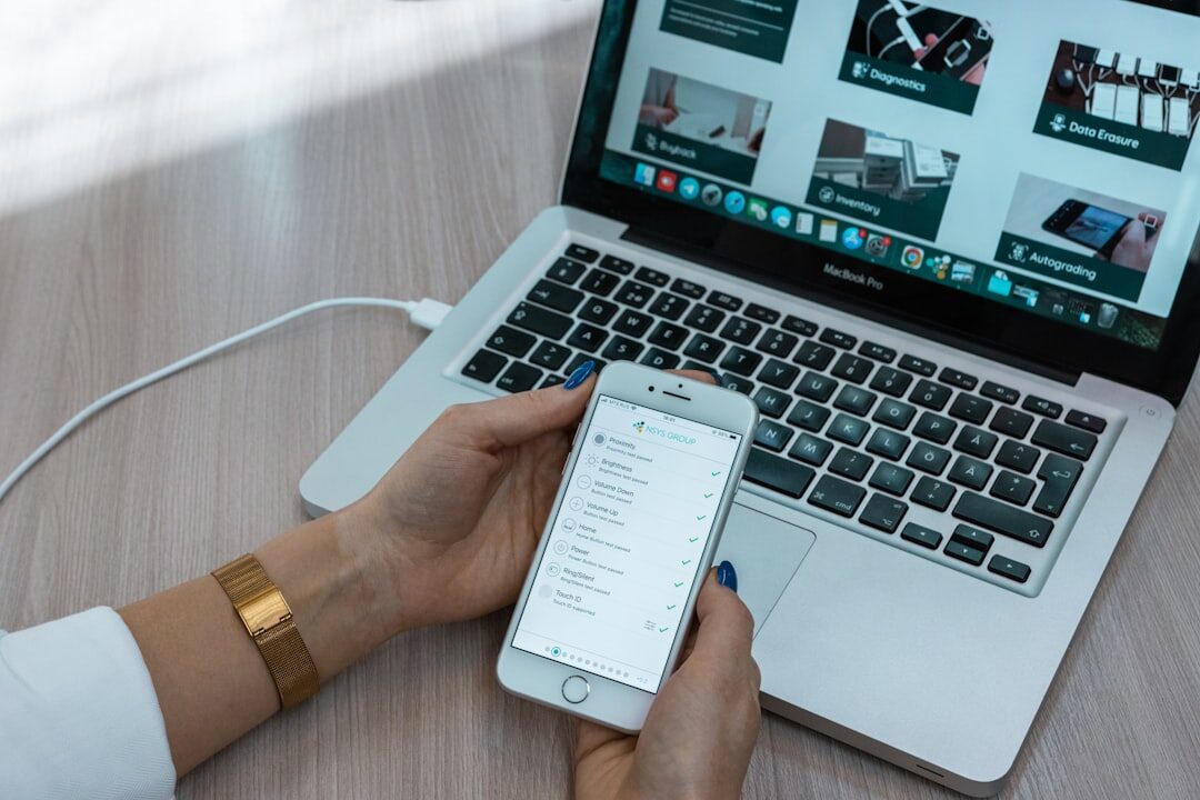 Usuário interagindo com site responsivo