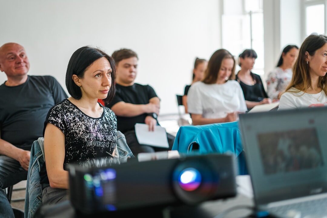 Audiência engajada em sessão de storytelling
