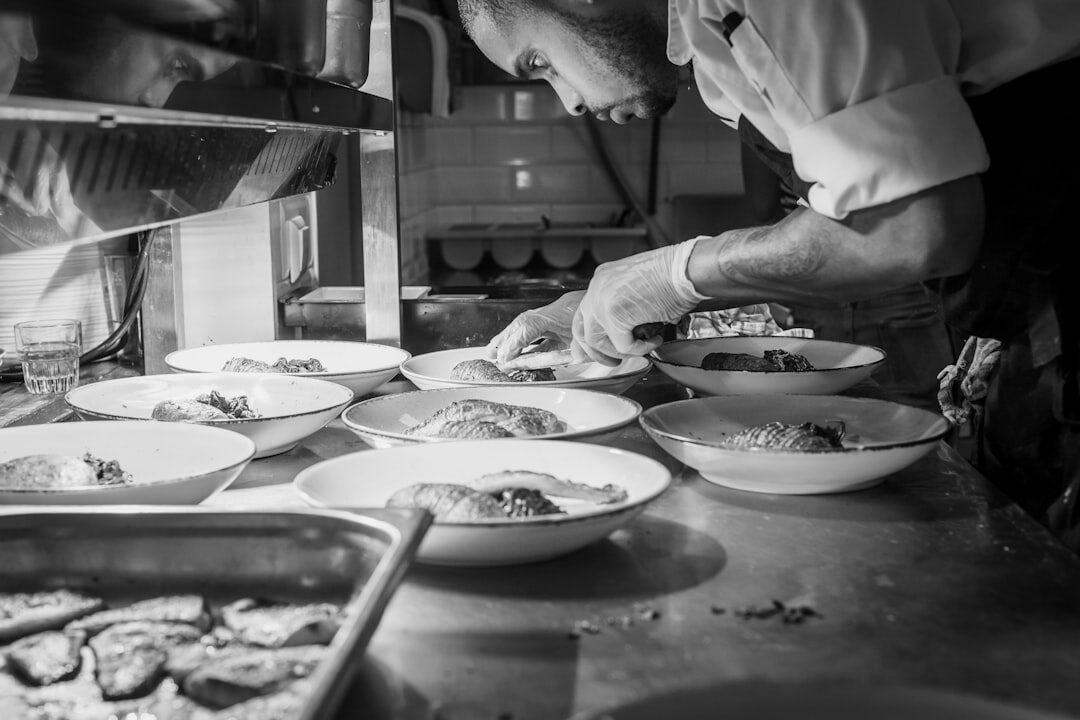 Chef preparando pratos com ingredientes frescos