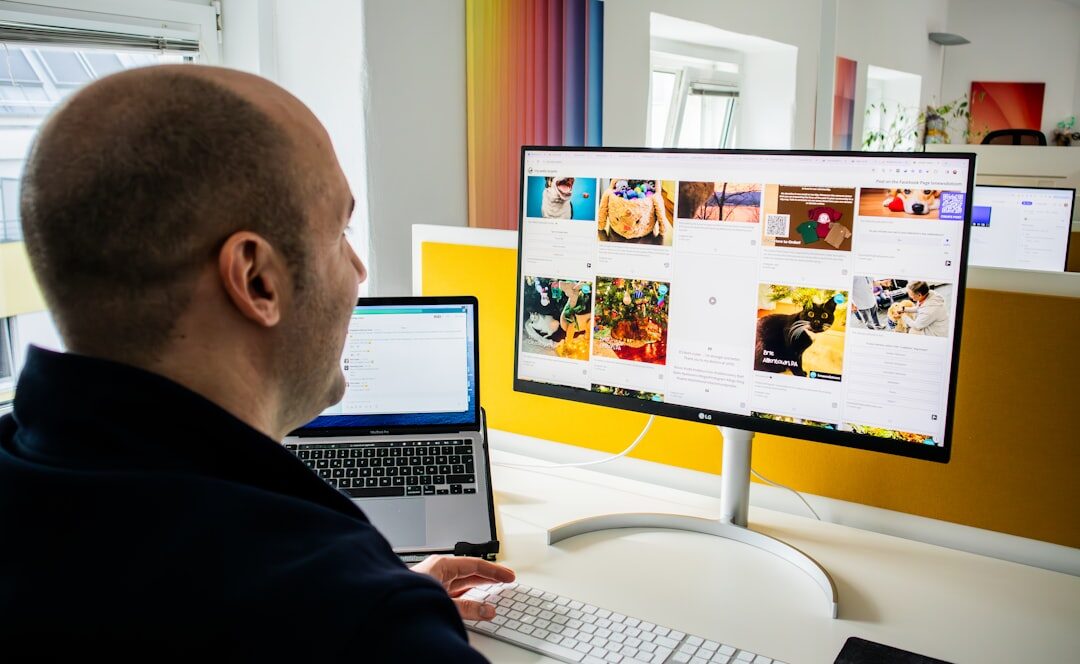 Designer criando layout de site