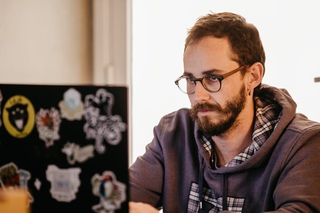Designer de sites trabalhando no laptop