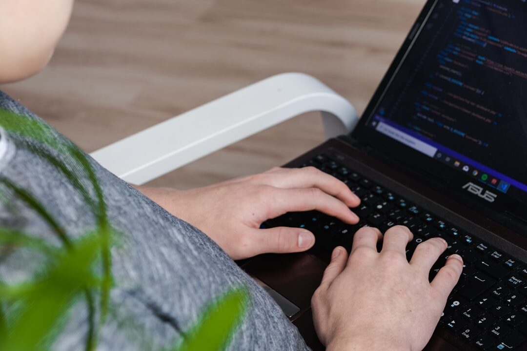 Designer de web criando site responsivo