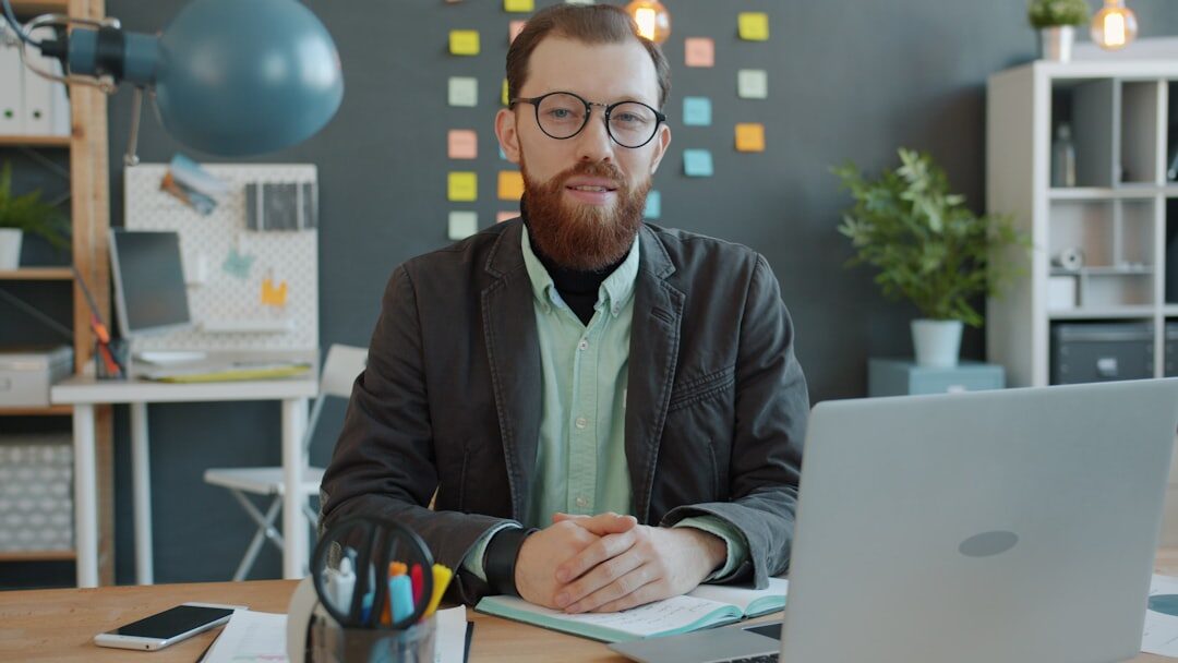 Empreendedor analisando campanha de anúncios online