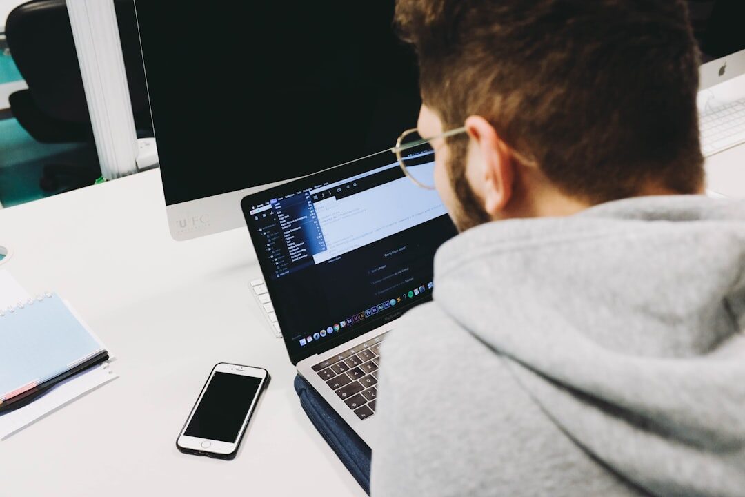 Empreendedor criando um site responsivo