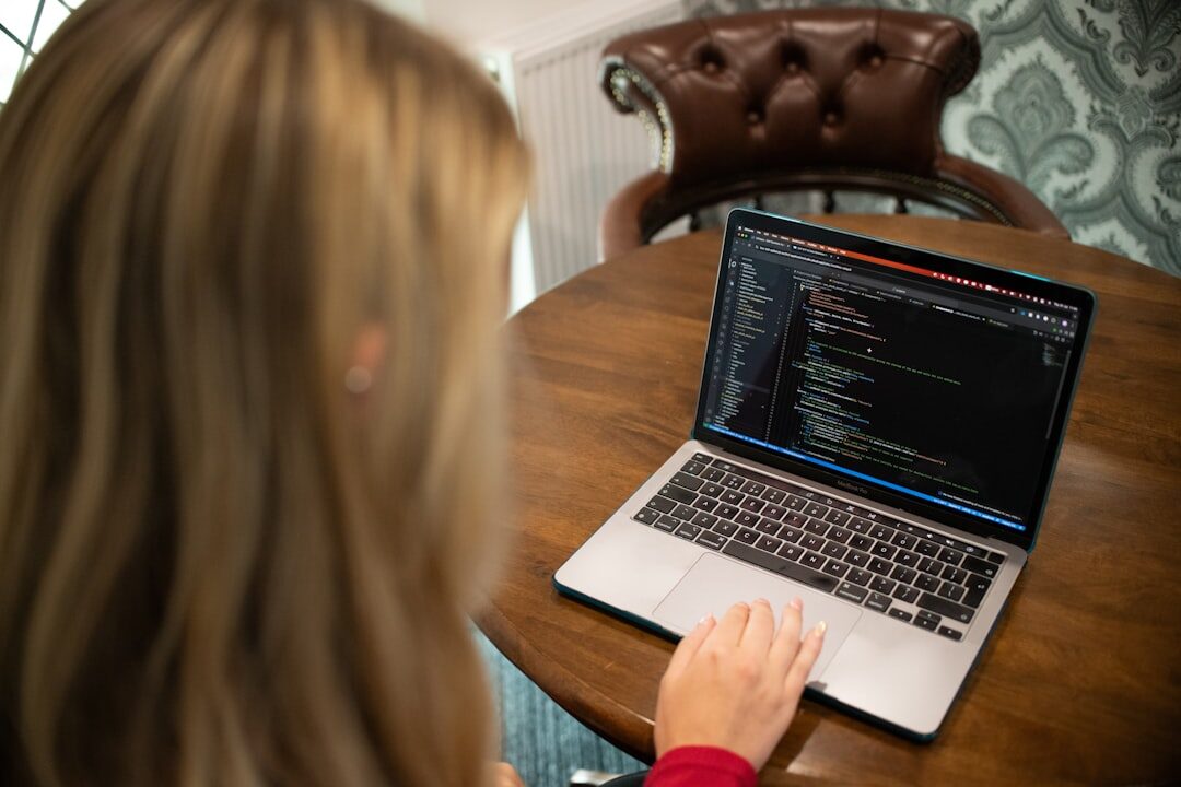 Empreendedor desenvolvendo site no computador