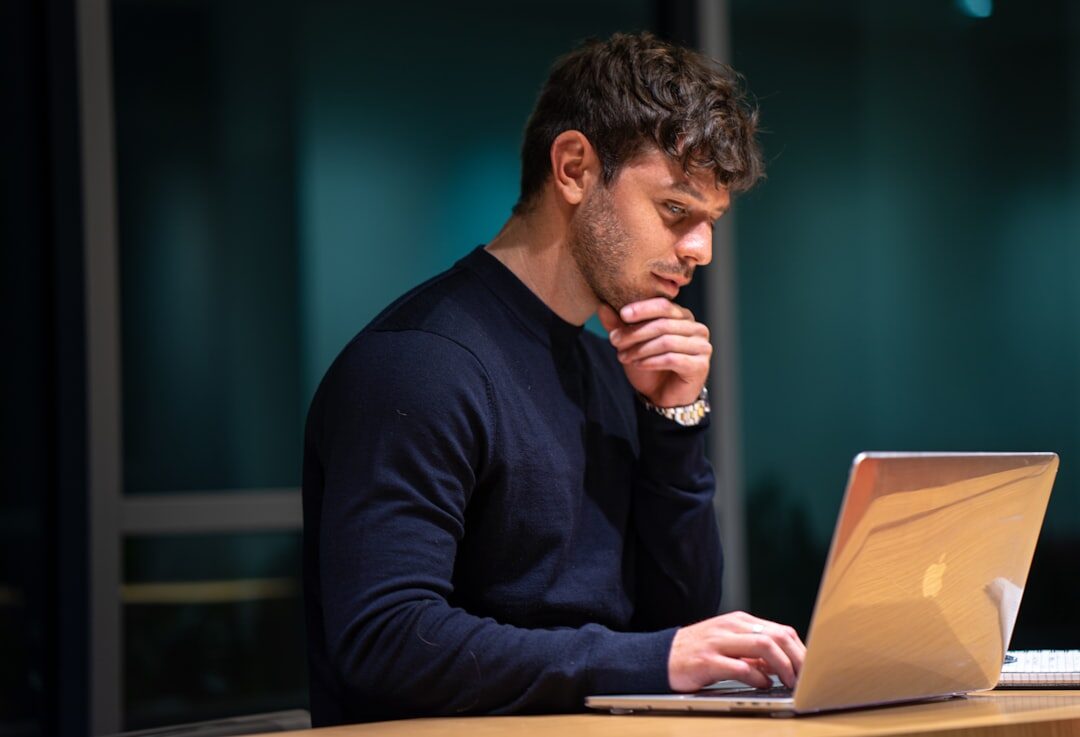 Empreendedor usando laptop para marketing digital
