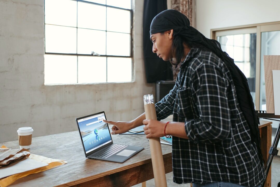 Empreendedor utilizando ferramentas de criação de sites