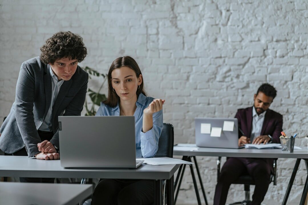Equipe analisando resultados da campanha