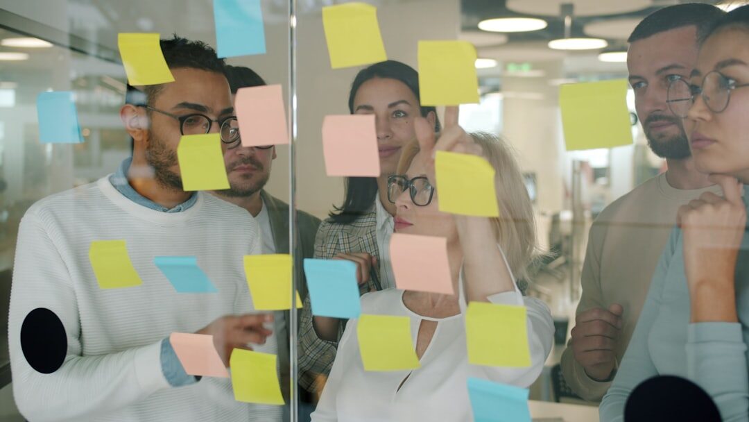 Equipe brainstorming de ideias de storytelling
