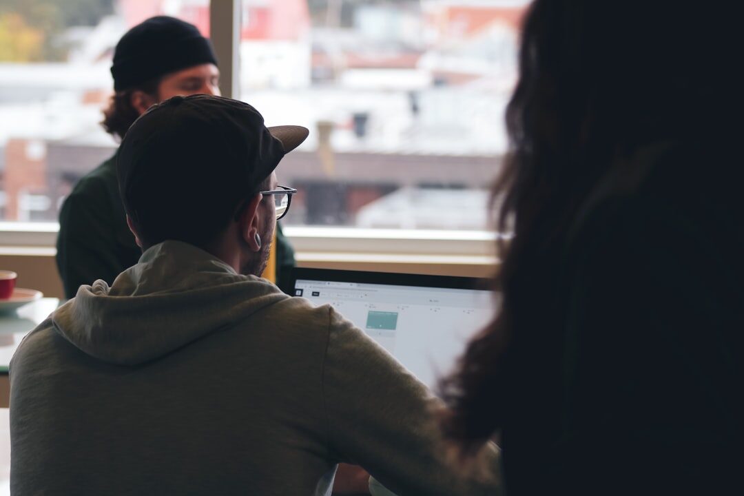 Equipe colaborando no design de site