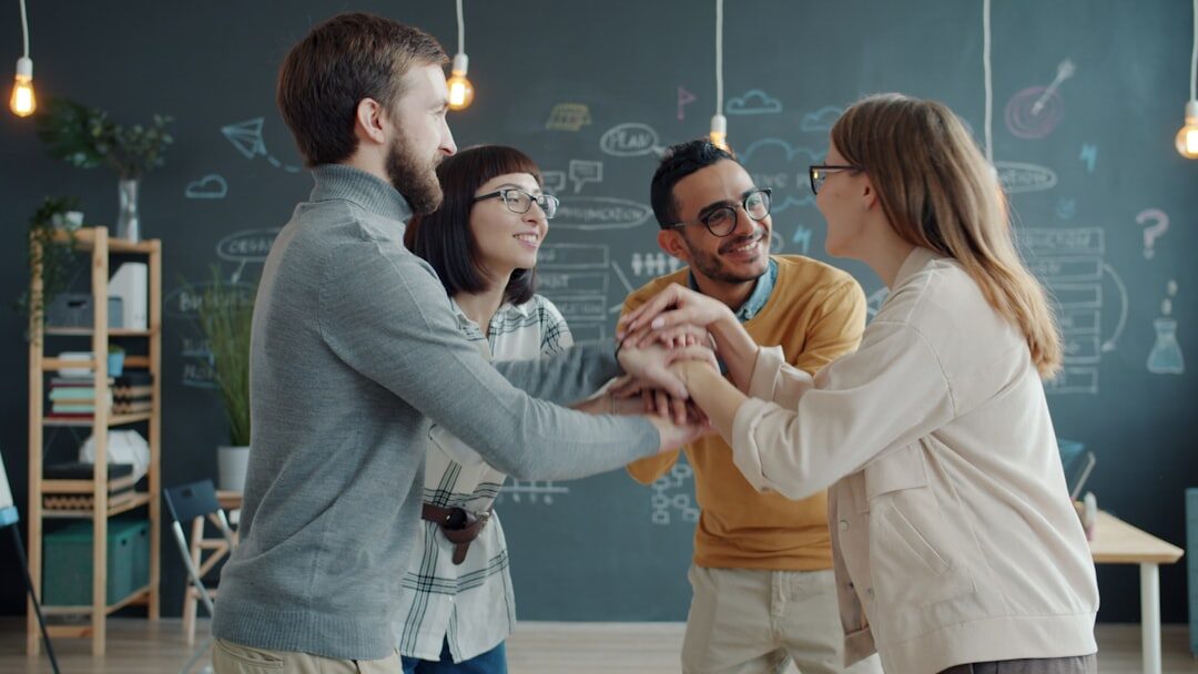 Equipe criativa desenvolvendo histórias de marketing