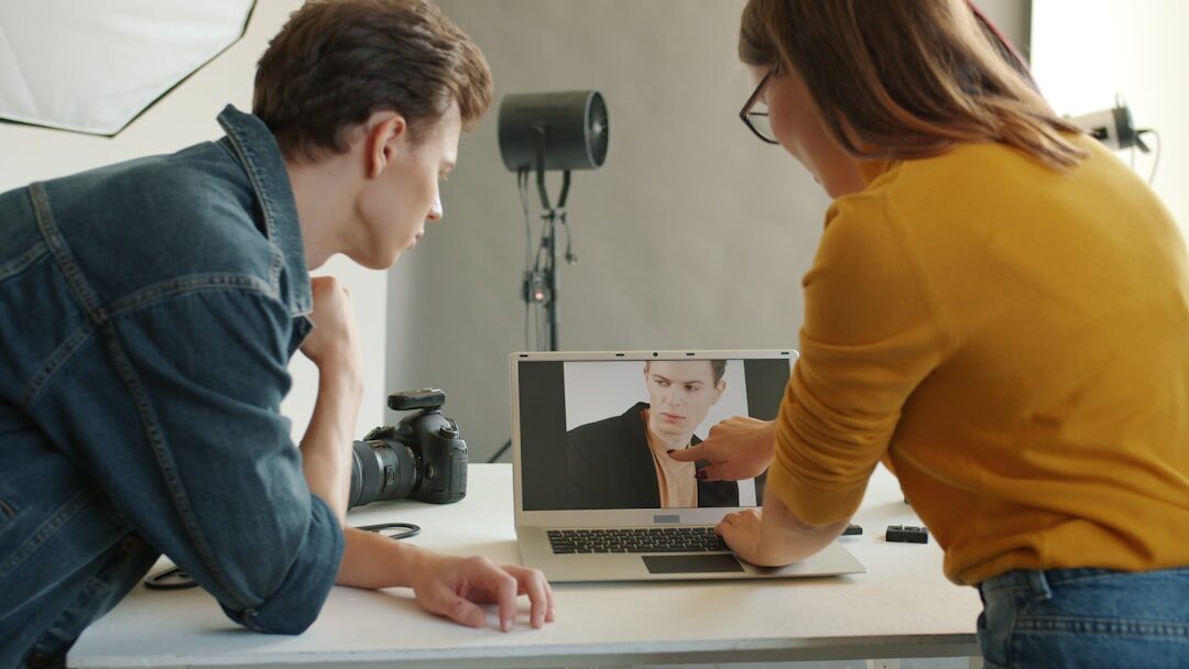 Equipe de marketing criando uma campanha de storytelling