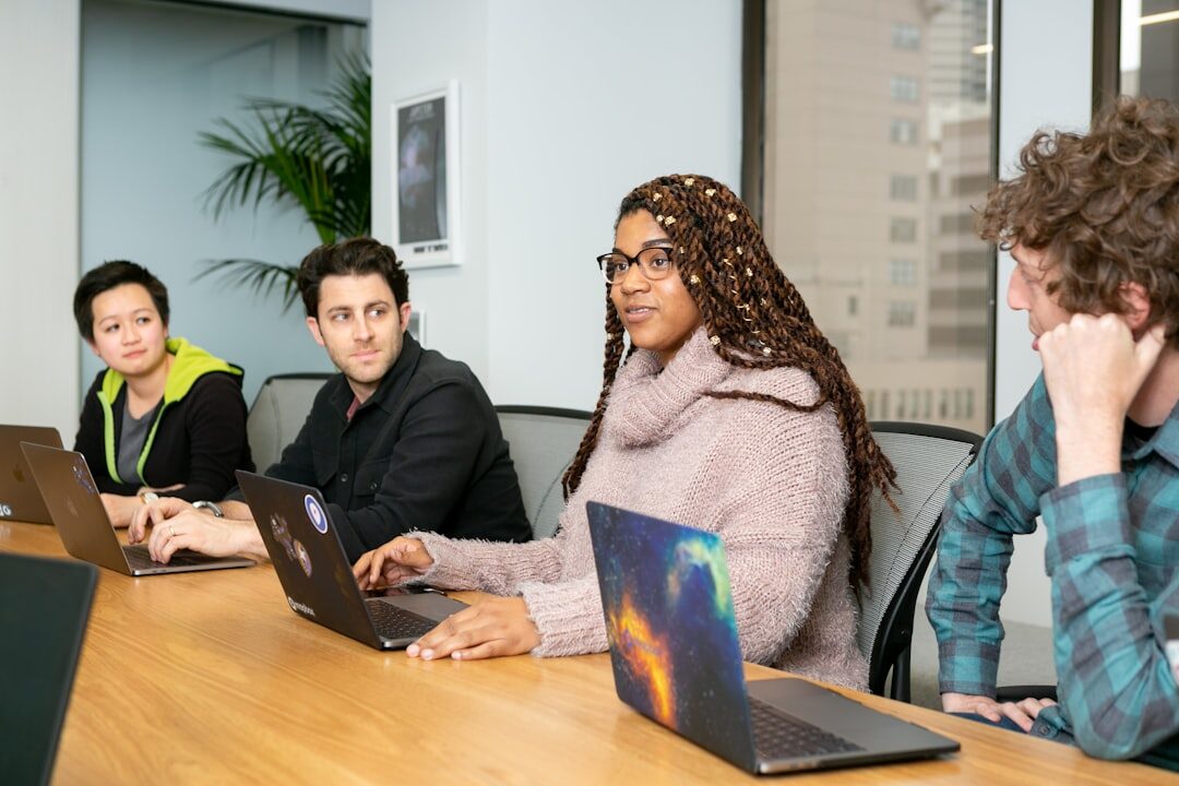Equipe de marketing digital em ação