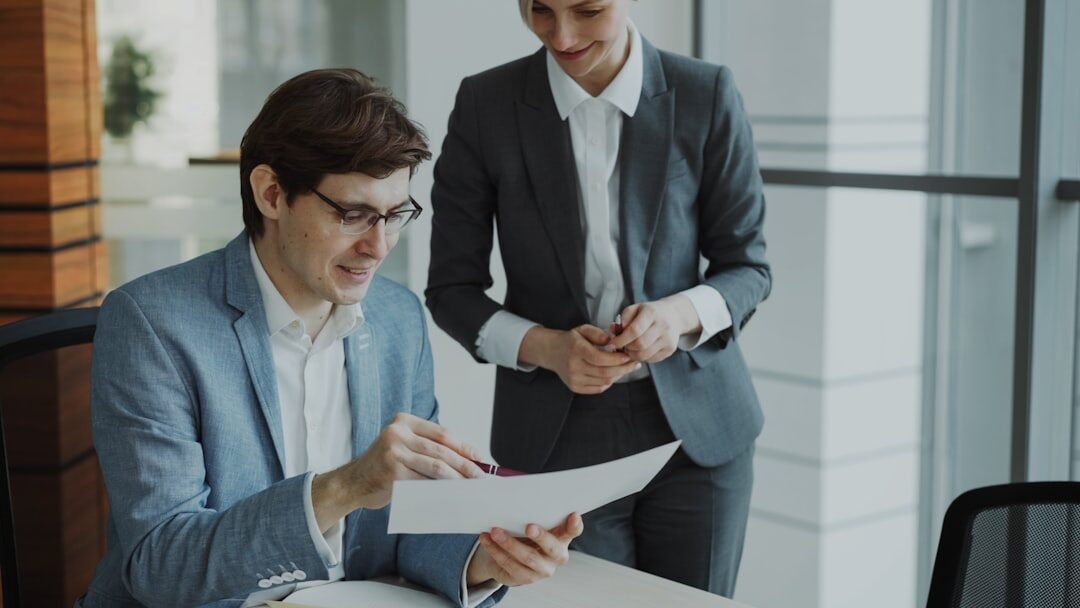 Equipe de negócios analisando dados de marketing