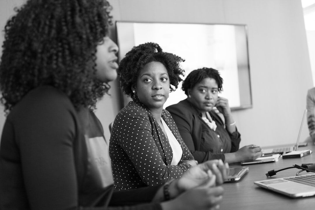 Equipe de negócios debatendo estratégias de storytelling