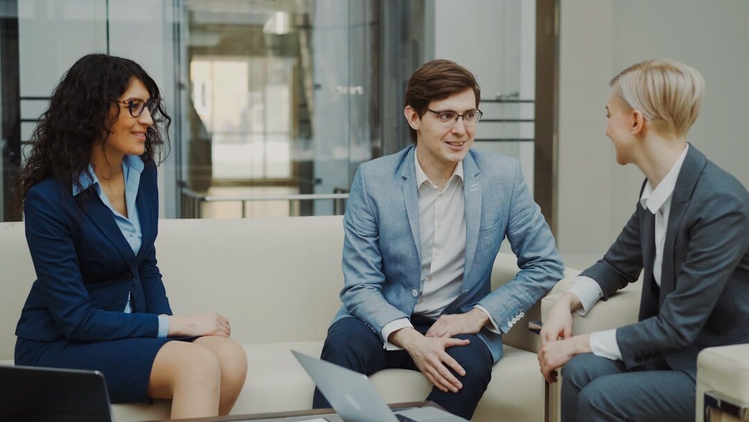 Equipe de negócios discutindo estratégias de storytelling