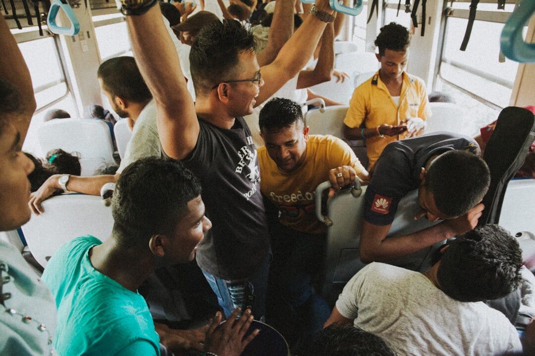 Grupo de pessoas contando histórias juntas
