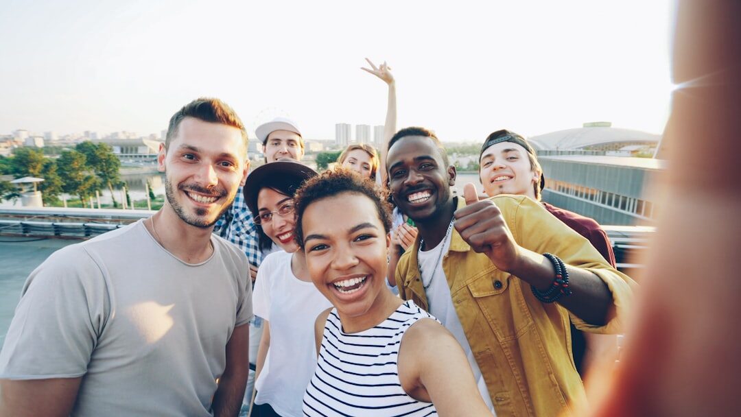 Grupo diversificado de pessoas se envolvendo online